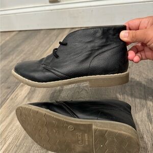 The Children’s Place boys black ankle boots size 4